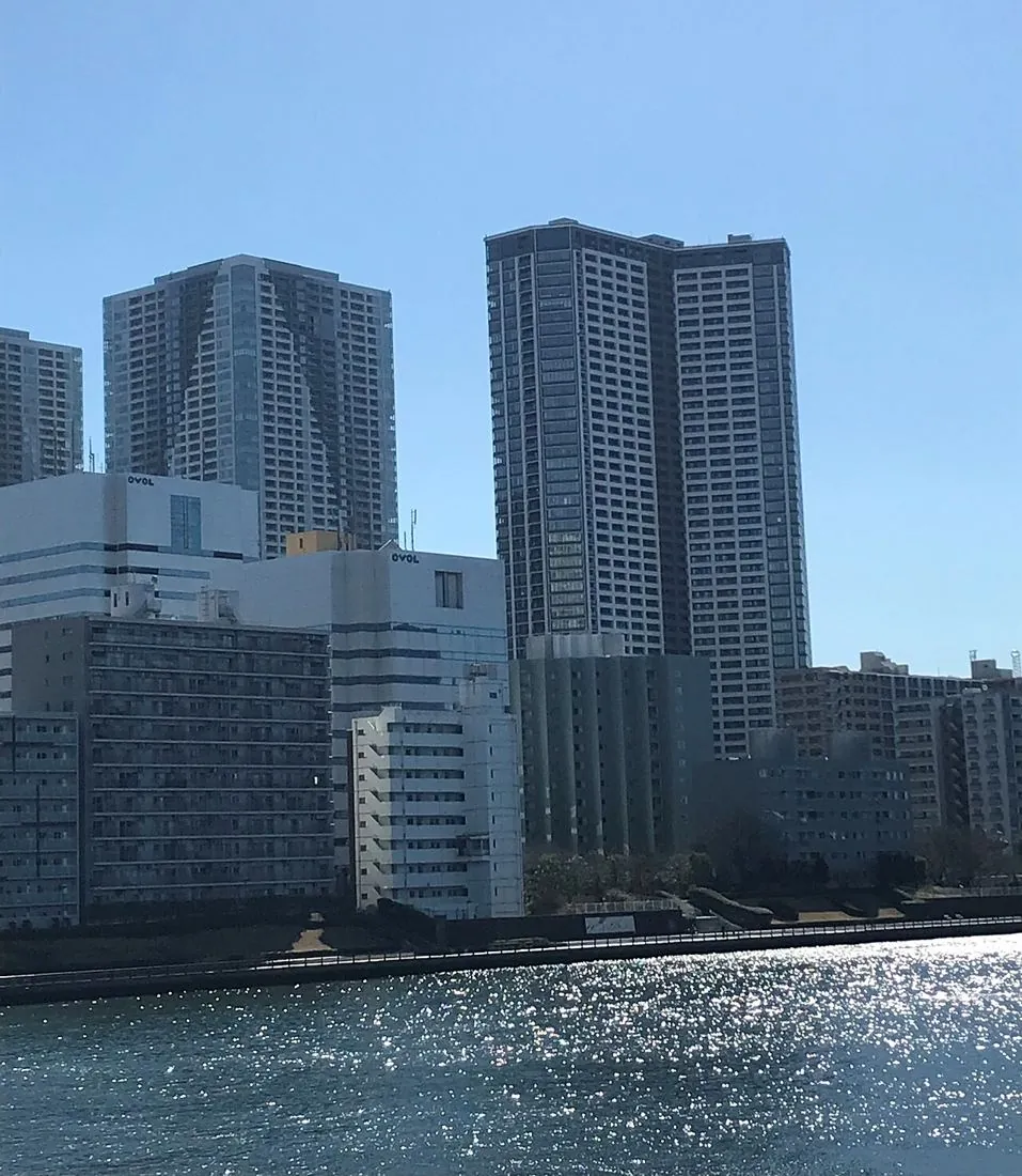勝どきのタワーマンション(運河側から)