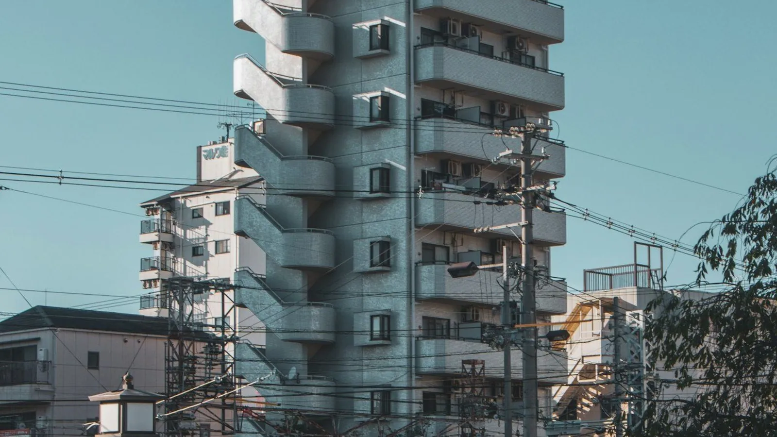 賃貸中のマンションは売れるか——オーナーチェンジで売るか、退去を待って売るか